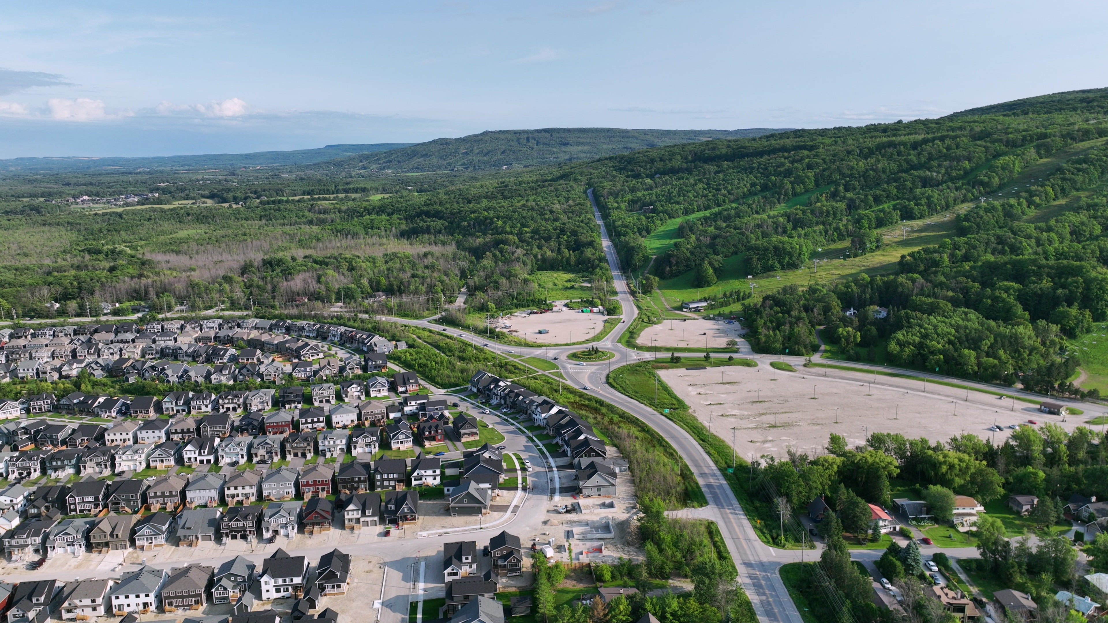 Suburban Roundabout with Mountain Backdrop - Aerial in Toronto in summer — 4K stock footage